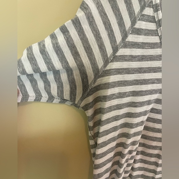 LULULEMON sz S/M, 8, Open Your Heart L/S, grey & white stripe, reversible - Picture 5 of 9